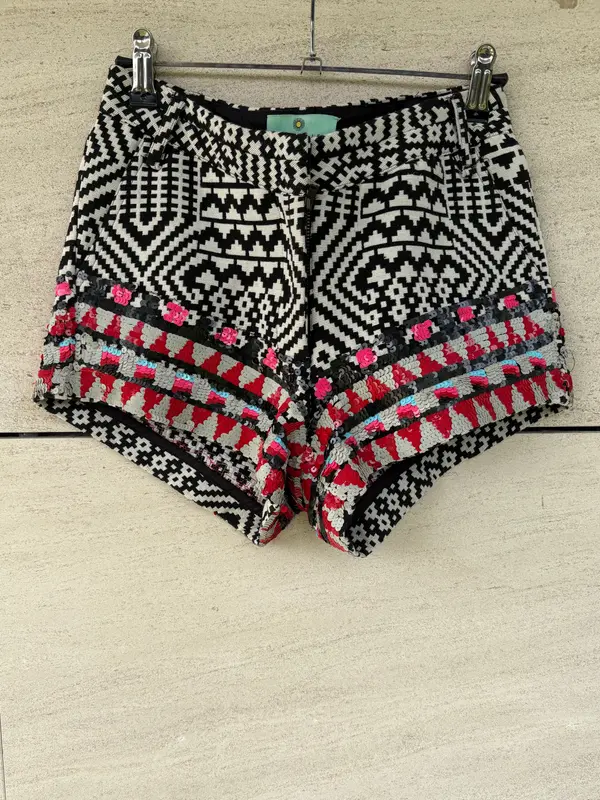 ESSENTIEL. Pantalón corto lentejuelas