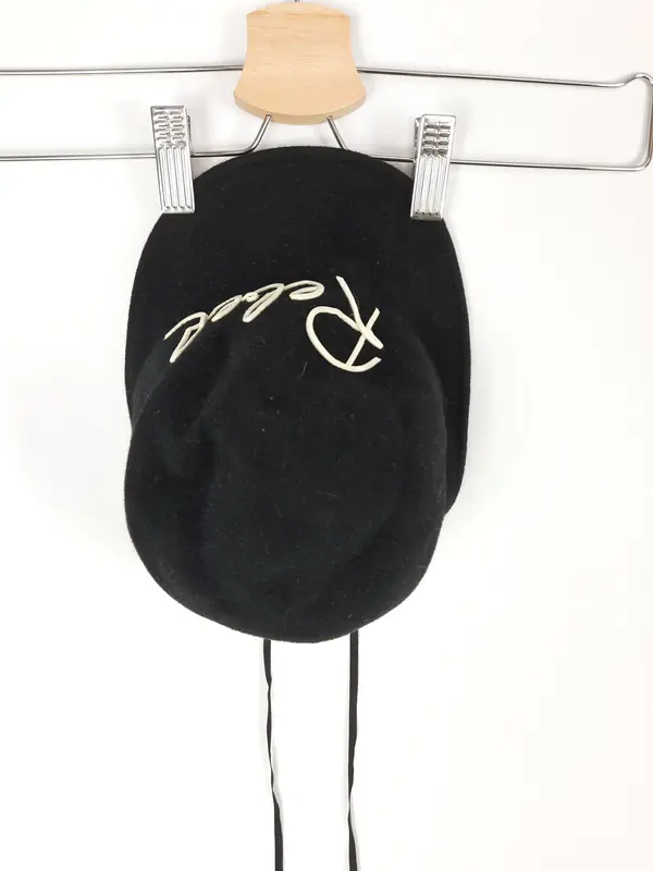EUGENIA KIM. gorra negra