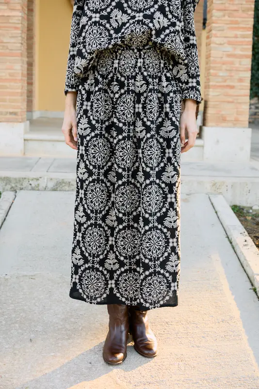Falda Cecilie black embroidery