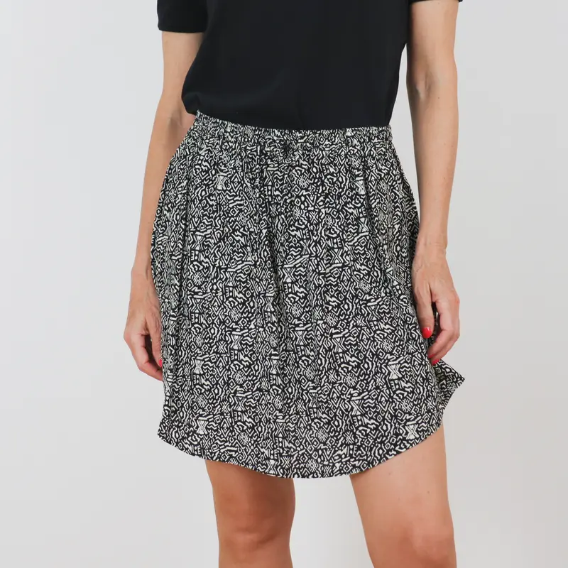 Falda corta estampado blanco y negro Hakei