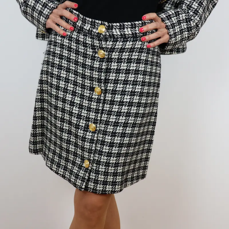 Falda corta modelo tweed blanco y negro