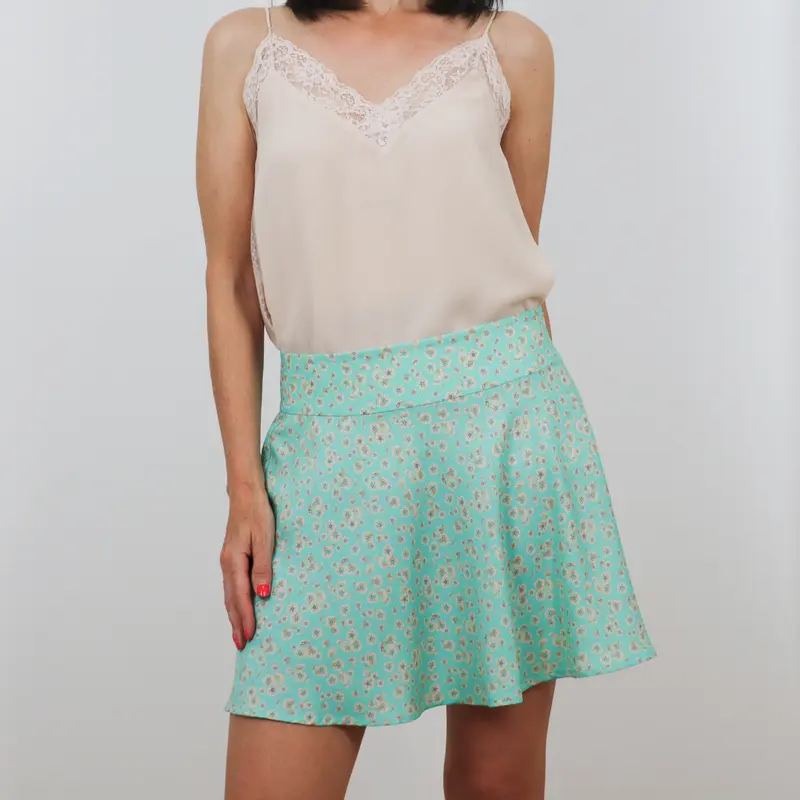 Falda corta verde estampado flores