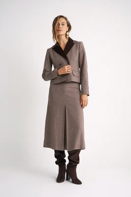 Falda Ivet Brown checks
