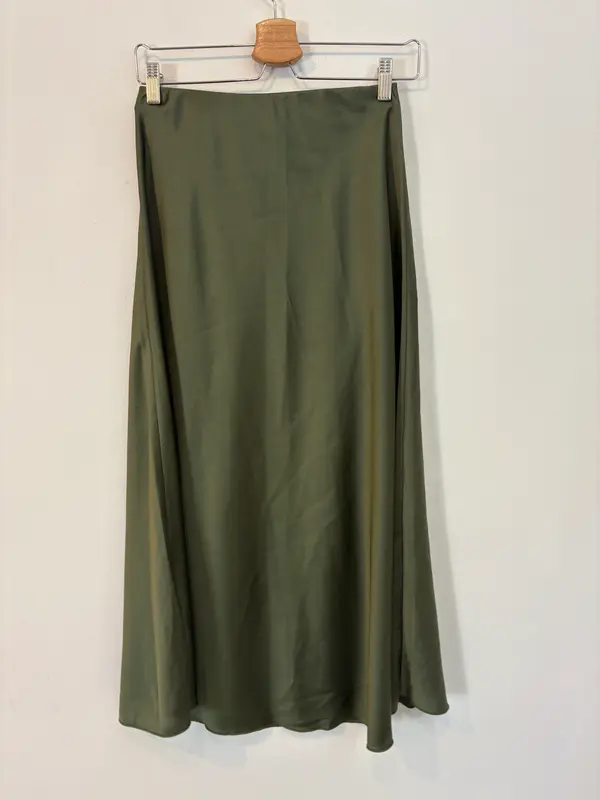 FLORIA. Falda midi verde satinada. T S