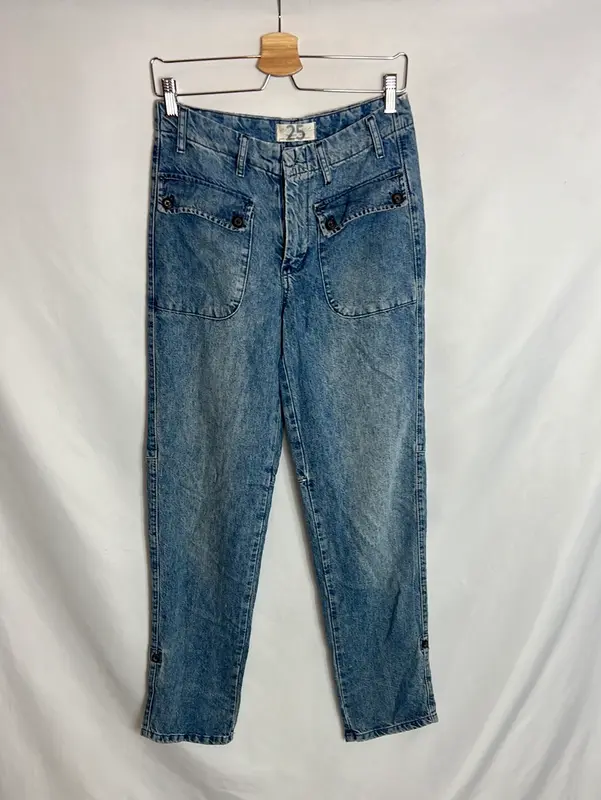 FREE PEOPLE. Denim fluido efecto desgastado. T 25 (36)