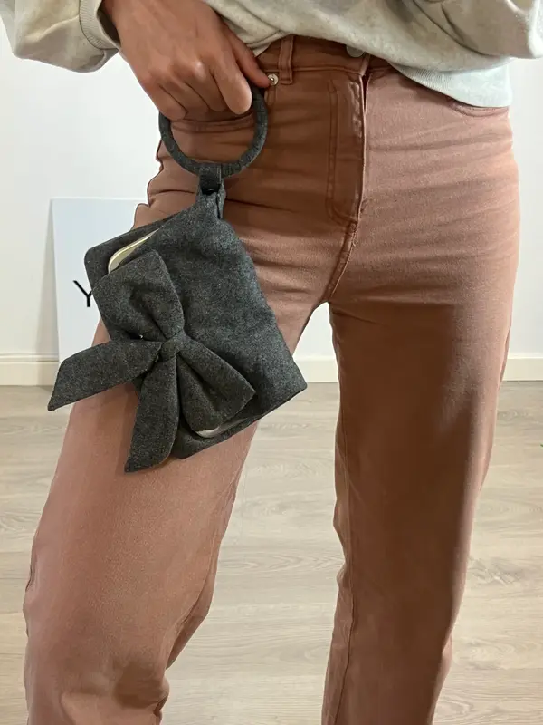FRENCH CONNECTION. Bolso de mano tela gris
