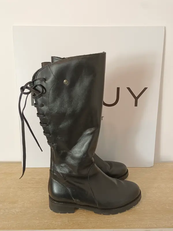 FRESIA. Botas negras cordones T.38