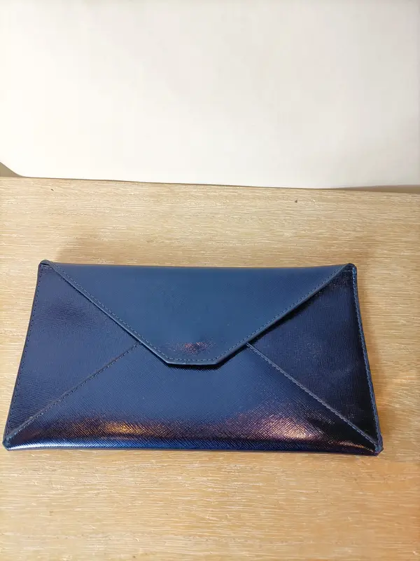 FUN&BASICS. Cartera de mano azul metalizada
