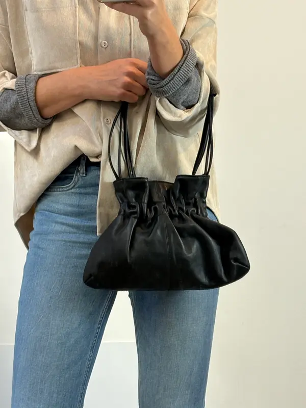 FURLA. Bolso negro fruncido