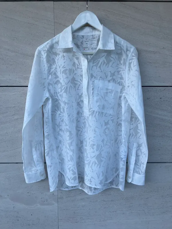 GAP. Blusa blanca dibujos semi transparente. T M