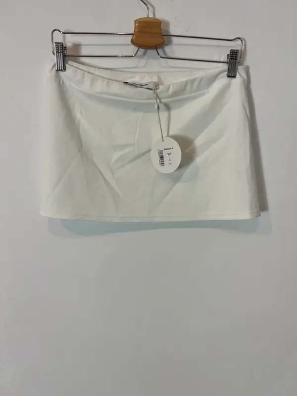 GIMAGUAS. Falda blanca corta semi elástica. T L