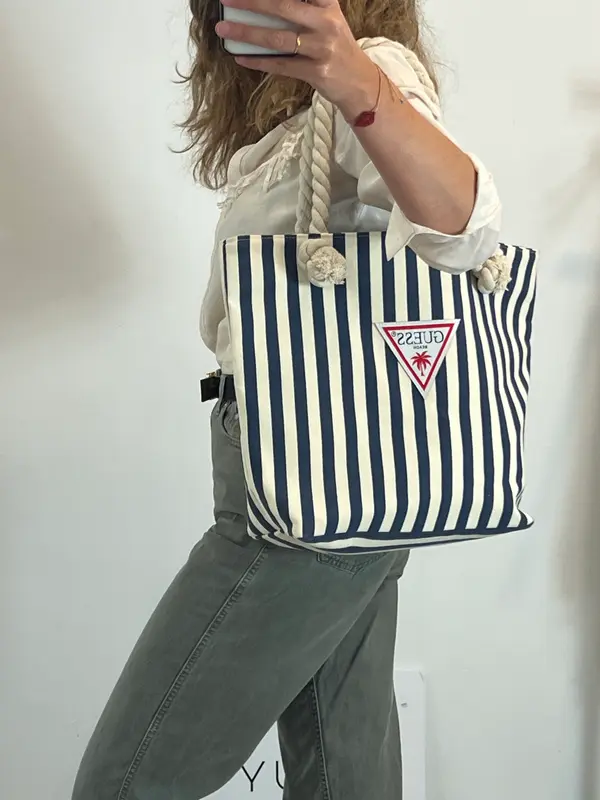 GUESS. Bolso lona rayas
