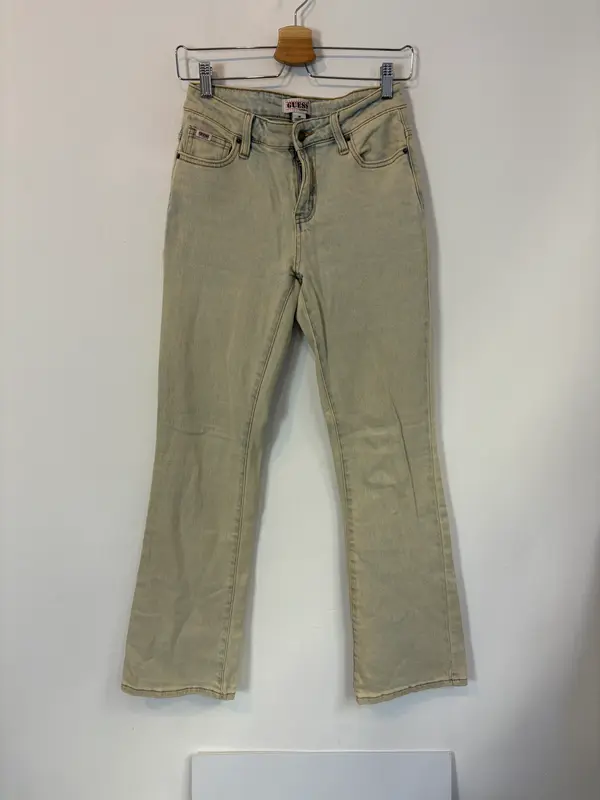 GUESS. Denim ligeramente acampanado