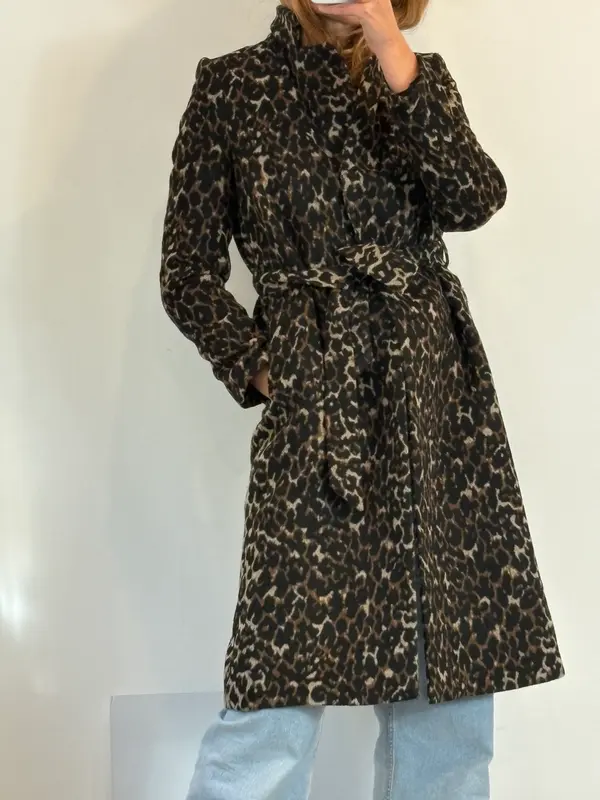 H&M. Abrigo animal print