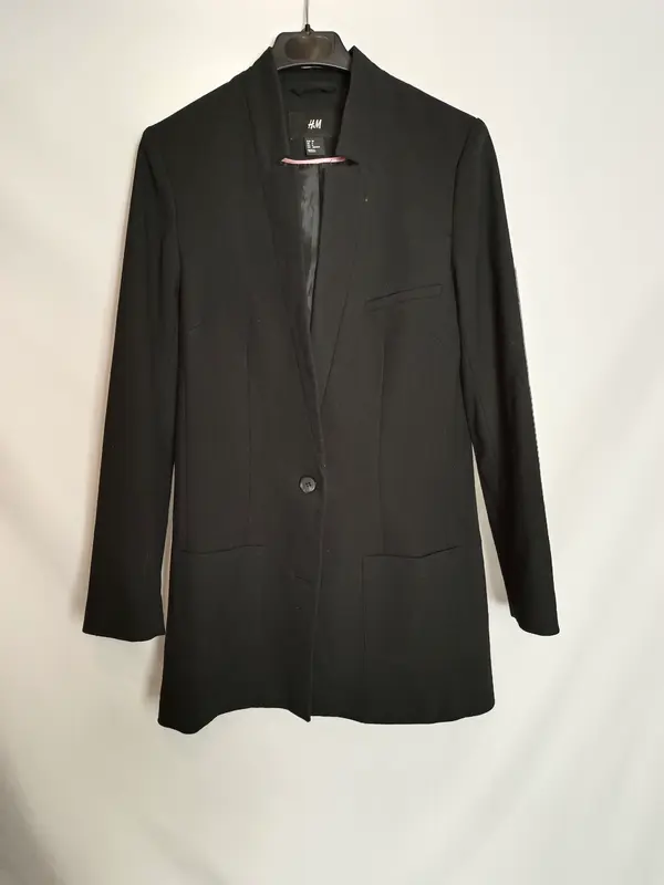 H&M. Abrigo negro básico T.36