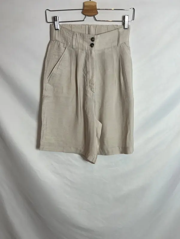 H&M . Bermuda larga beige jaspeada. T 38