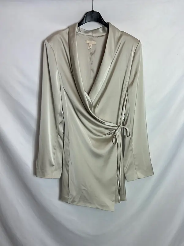 H&M. Blazer larga fluida color champán. T S