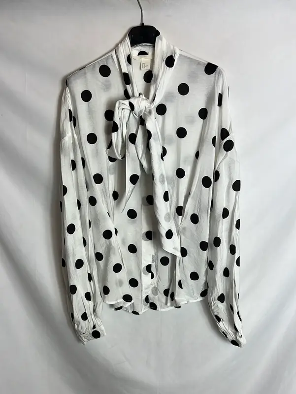 H&M. Blusa blanca lunares lazada. T 44
