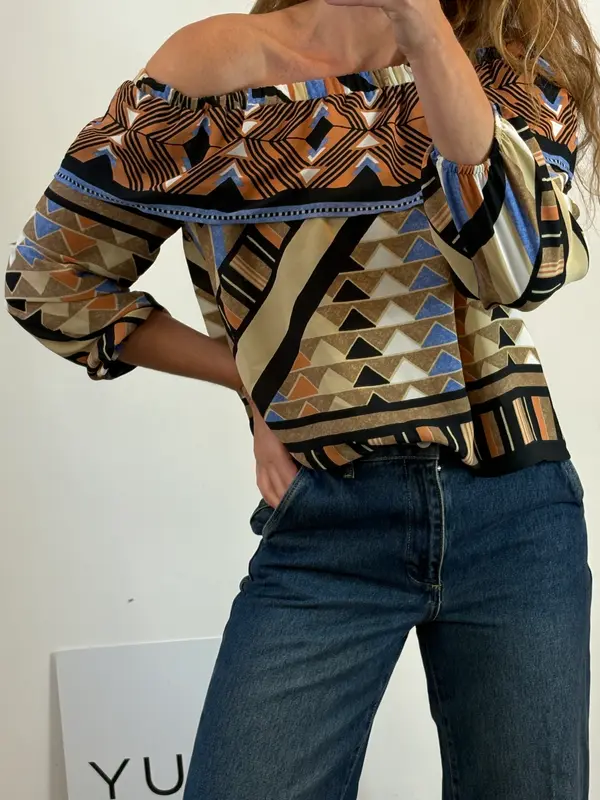 H&M. Blusa estampada hombros al aire