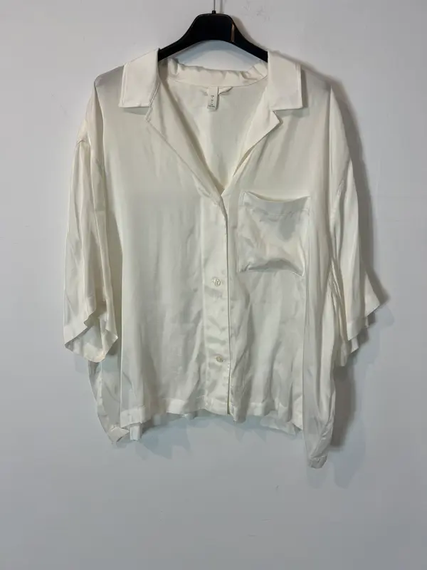 H&M. Blusa satinada bolsillo. T L