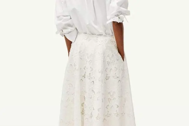 H&M. Falda blanca larga de encaje