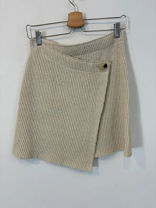 H&M. Falda corta beige con seda. T S