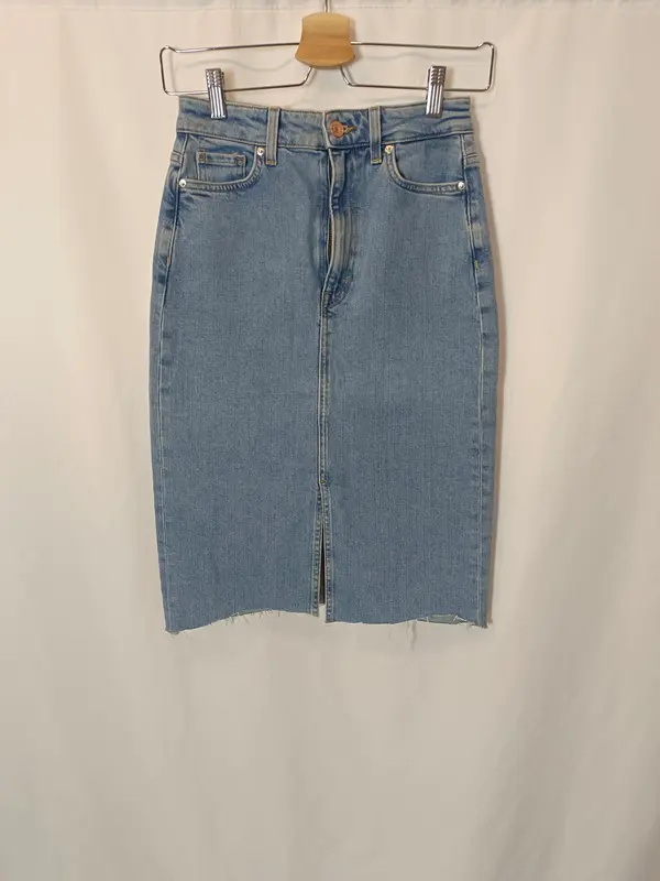 H&M. Falda denim midi T.34