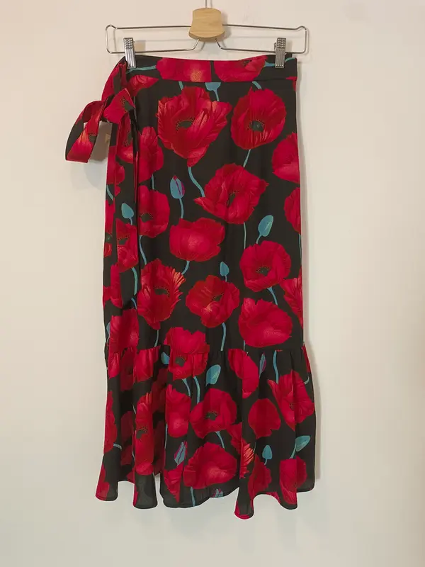 H&M. Falda midi negra flores T.38