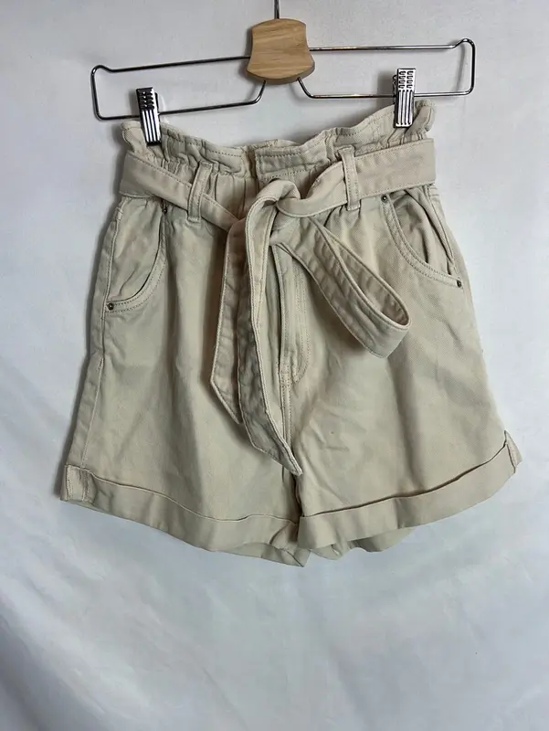 H&M. Pantalón corto denim beige. T 36