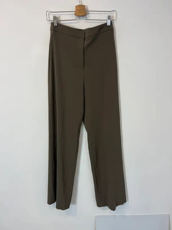 H&M. Pantalón verde fluido  T.36