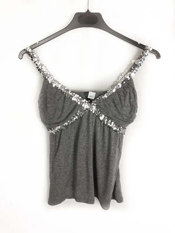 H&M. Top gris lentejuelas T.6 años