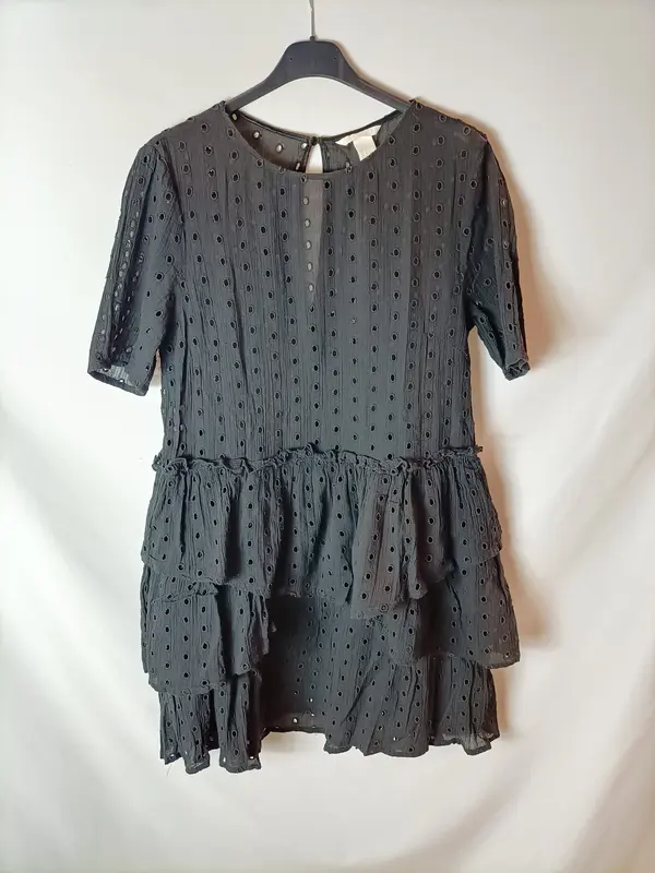 H&M. Vestido negro troquelado T.40