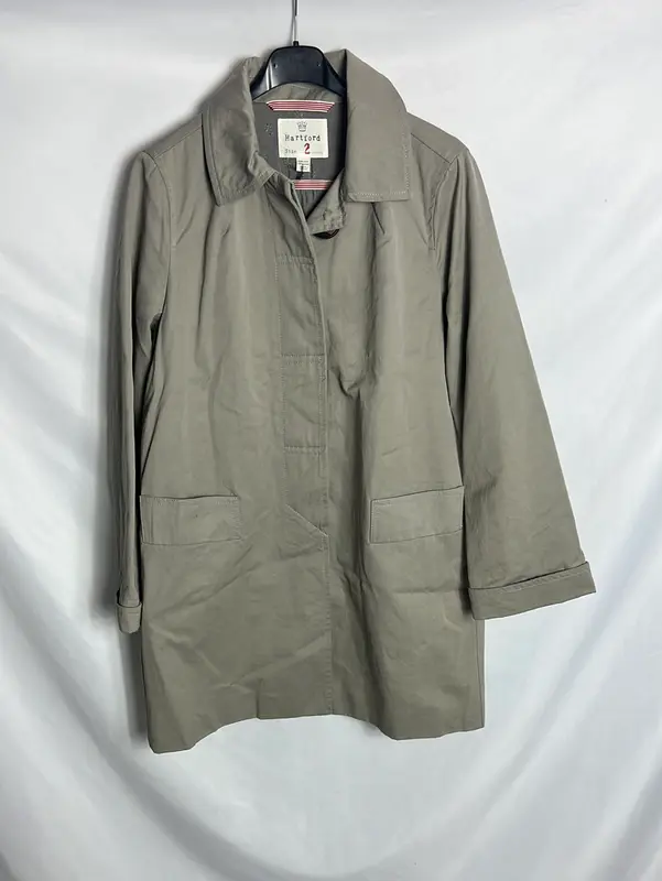 HARTFORD. Chaqueta color topo estilo gabardina.