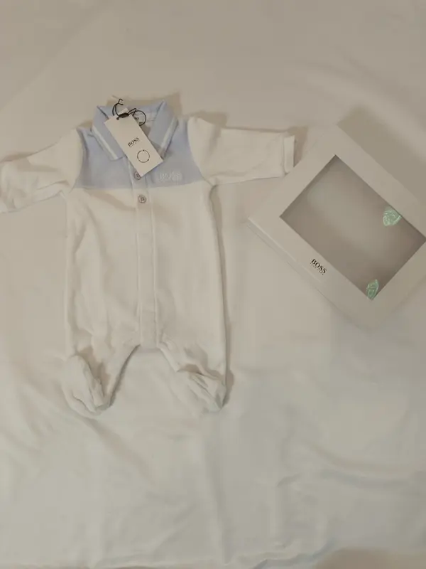 HUGO BOSS. Pijama blanco y azul T.1