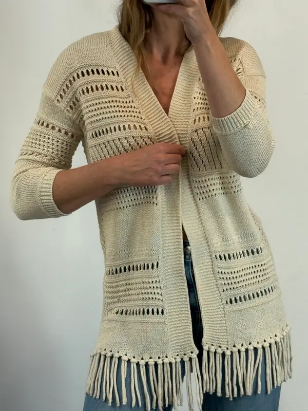 IKKS. Chaqueta calada beige flecos