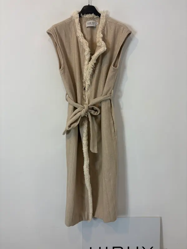 IL DHORIT. Chaleco largo beige jaspeado