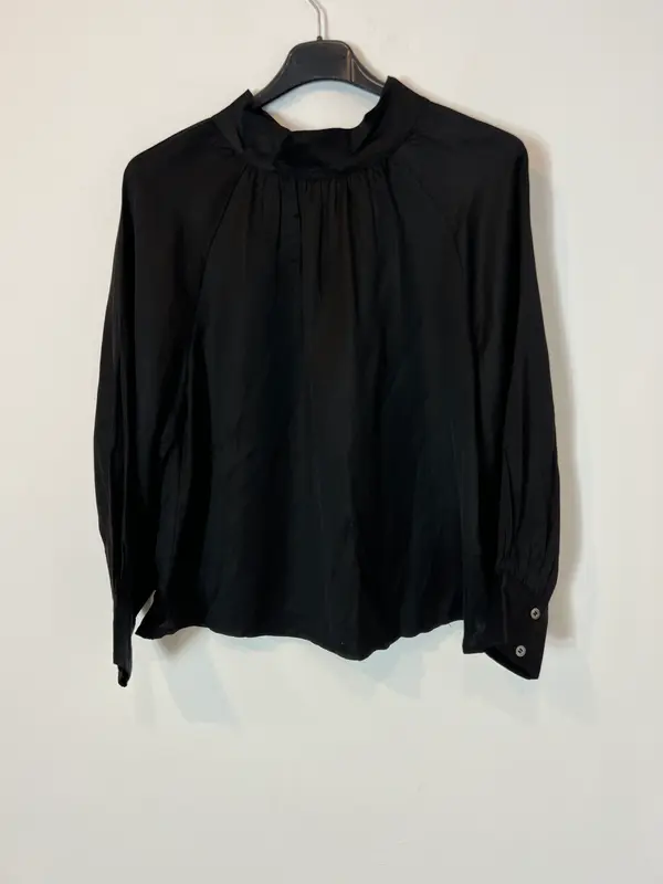 INDI&COLD. Blusa negra lazada T.s