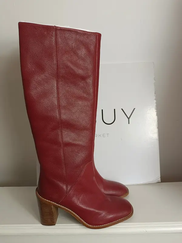 INTROPIA. Botas altas de napa burdeos T.38