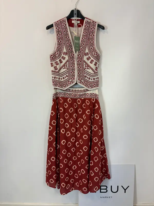 INTROPIA. Conjunto chaleco y falda detalles
