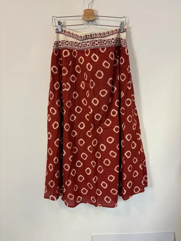 INTROPIA. Falda midi estampada abalorios