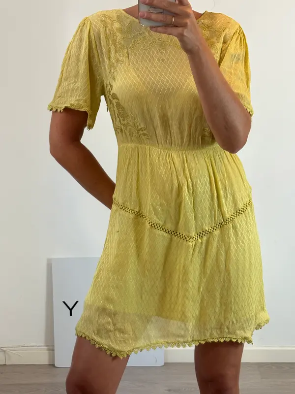 INTROPIA. Vestido corto detalle encajes y bordados. T M