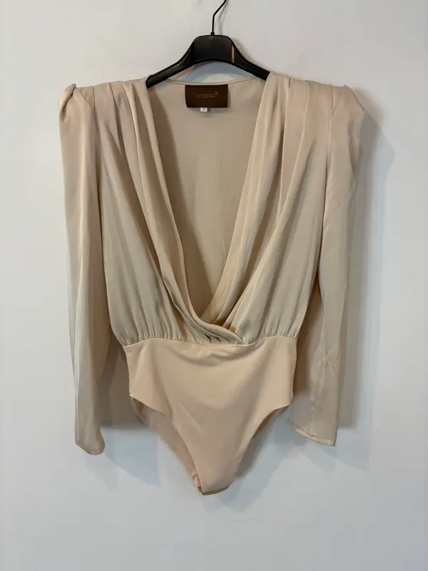 IQ COLLECTION. Body beige hombreras