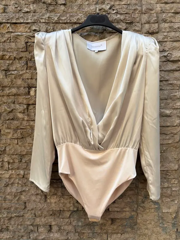 IQ COLLECTION. Body champagne hombreras
