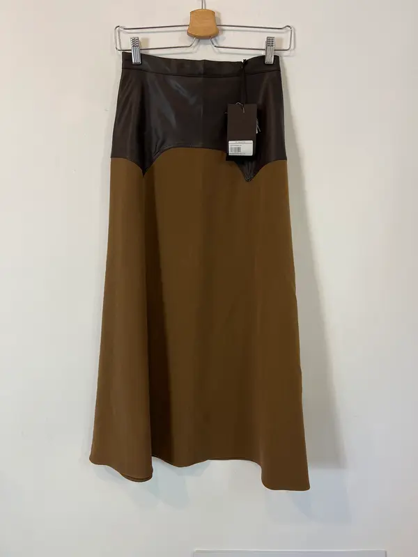 IQ COLLECTION. Falda midi doble textura T.s