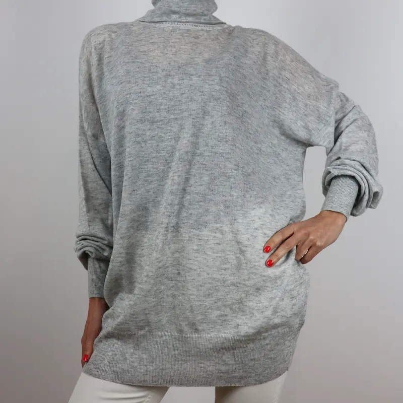 Jersey largo fino de cuello alto gris