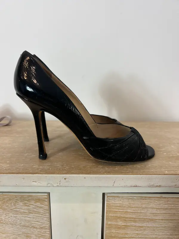JIMMY CHOO. Tacones peeptoes negro charol. T 37,5 (tara)