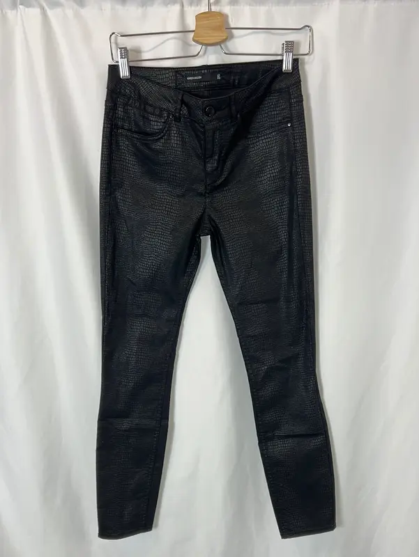 KAREN MILLEN. Pantalón negro encerado T.38