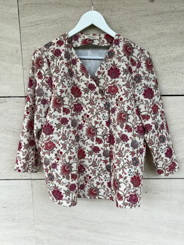 KOTIDIANO. Blusa beige flores cruzada T.s