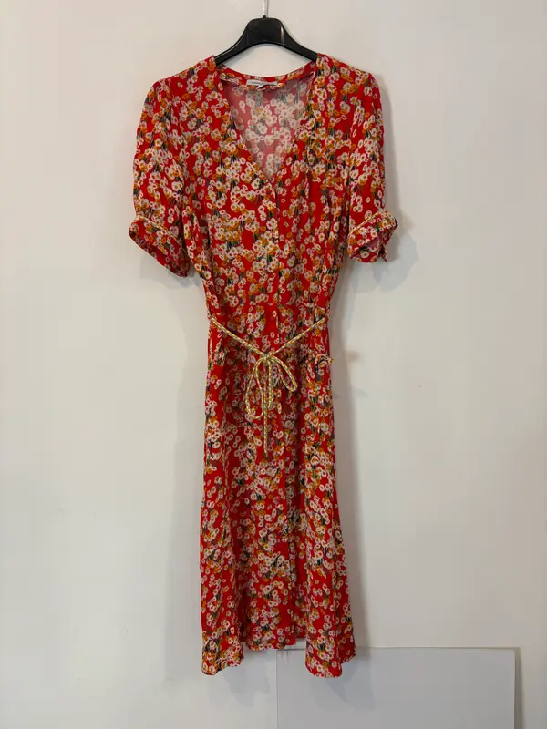 LA PETIT FRANCAISE. Vestido rojo fluido abotonado