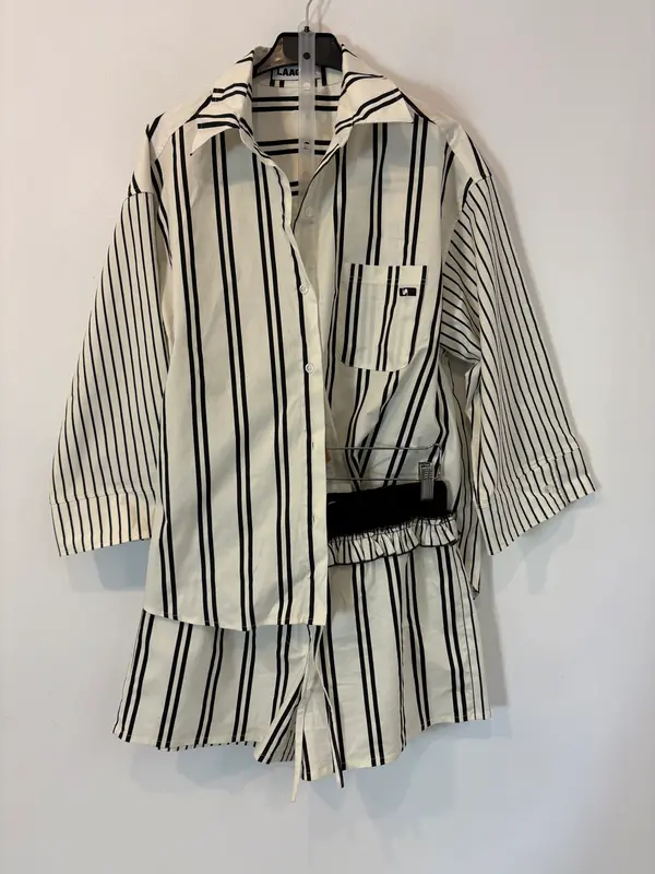 LAAGAM. Total look camisa y bermudas rayas. T 36